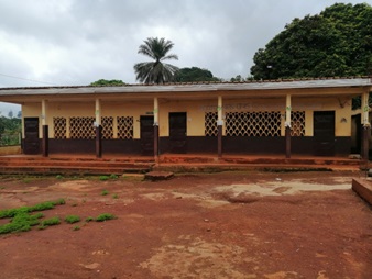 Errichtung eines Gebäudes und Toilettensanierung für eine Vorschule in Bagangté quartier 4
